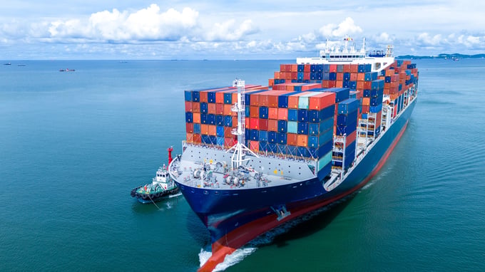 Maersk case ship with containers